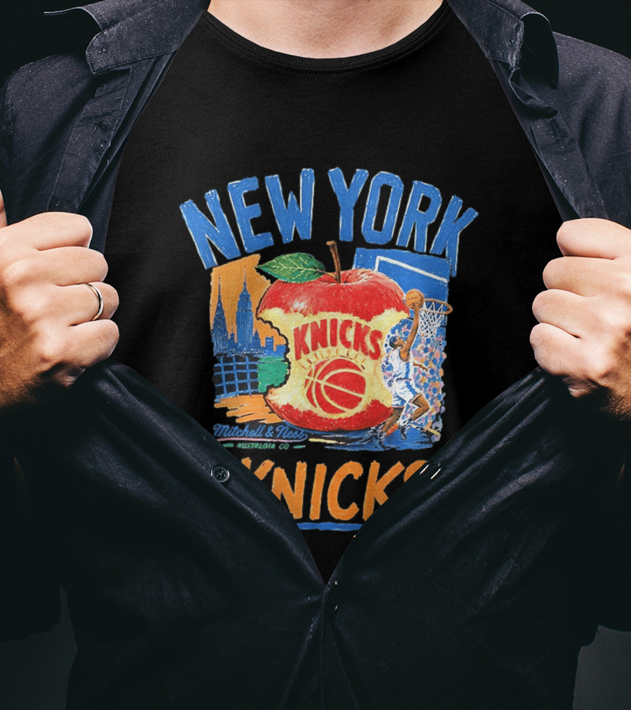 Mitchell & Ness New York Knicks NBA Apple Skyline Basketball Dunk Scene T-Shirt