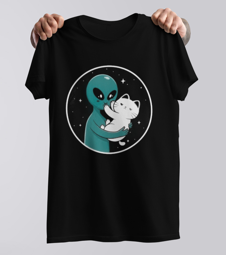 Even Aliens Love Cats Space Alien Embracing Kitty T-Shirt