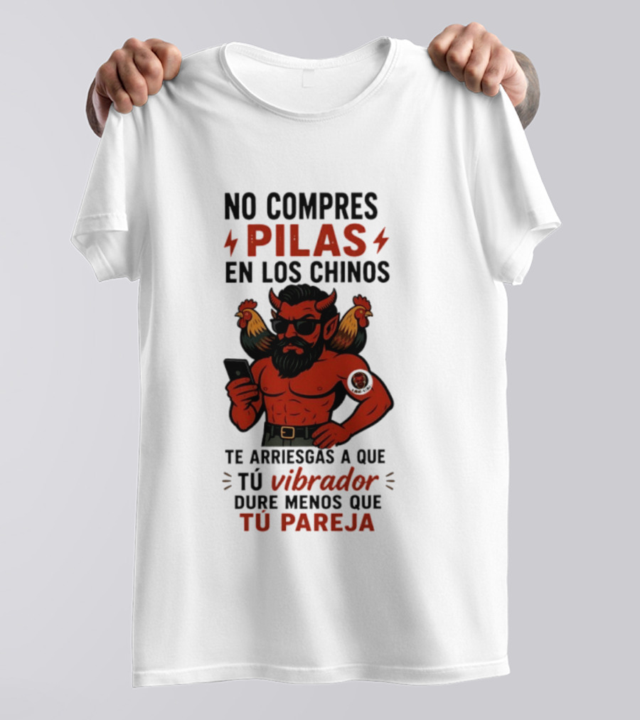 No Compres Pilas En Los Chinos Te Arriesgas A Que Tu Vibrador Dure Menos Que Tu Pareja Demonio Rojo Con Gallos Vibrador Humorístico T-Shirt