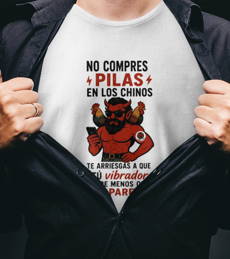 No Compres Pilas En Los Chinos Te Arriesgas A Que Tu Vibrador Dure Menos Que Tu Pareja Demonio Rojo Con Gallos Vibrador Humorístico T-Shirt