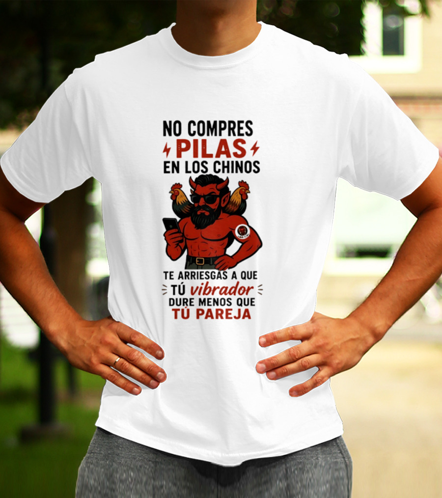 No Compres Pilas En Los Chinos Te Arriesgas A Que Tu Vibrador Dure Menos Que Tu Pareja Demonio Rojo Con Gallos Vibrador Humorístico T-Shirt