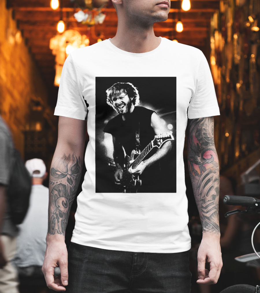 Phish Trey Anastasio Iconic Live Performance Guitarist Black And White Image T-Shirt