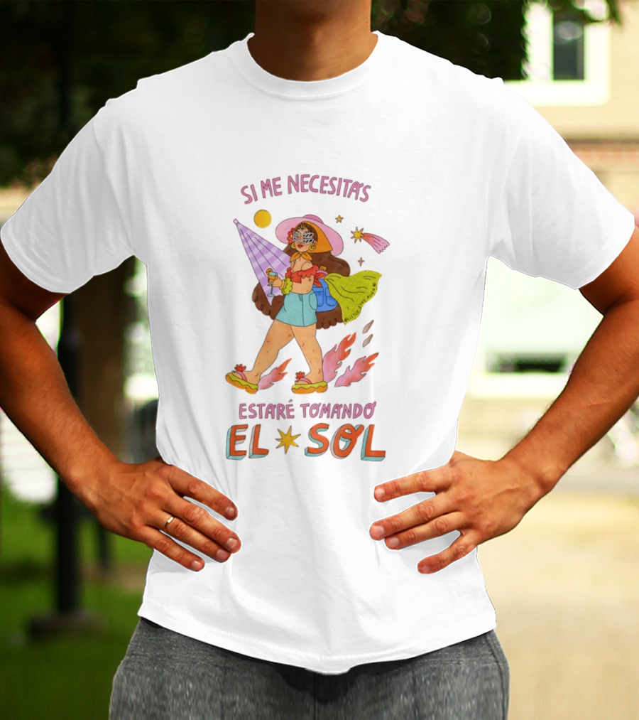 Si Me Necesitas Estaré Tomando El Sol Mujer Con Sombrero De Verano Y Cóctel Retro Vacaciones T-Shirt