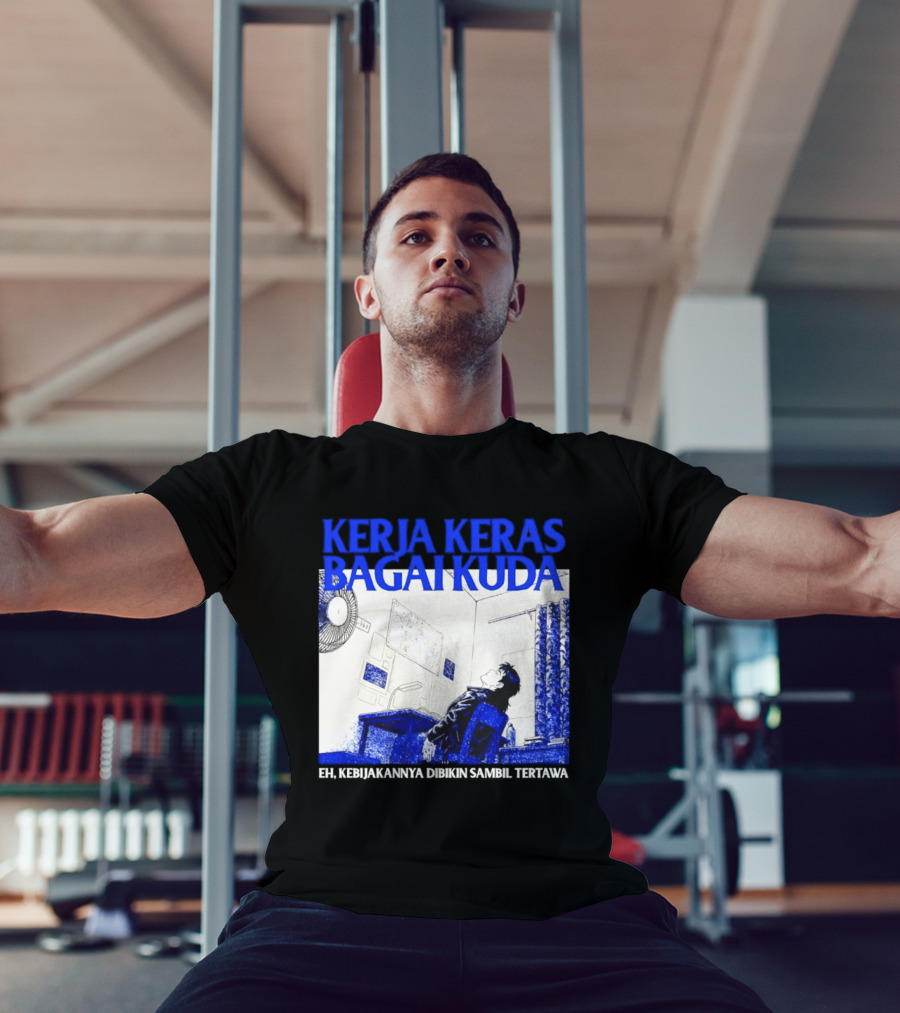 Kerja Keras Bagai Kuda Eh Kebijakannya Dibikin Sambil Tertawa Komik Pria Duduk Meja Dan Layar T-Shirt