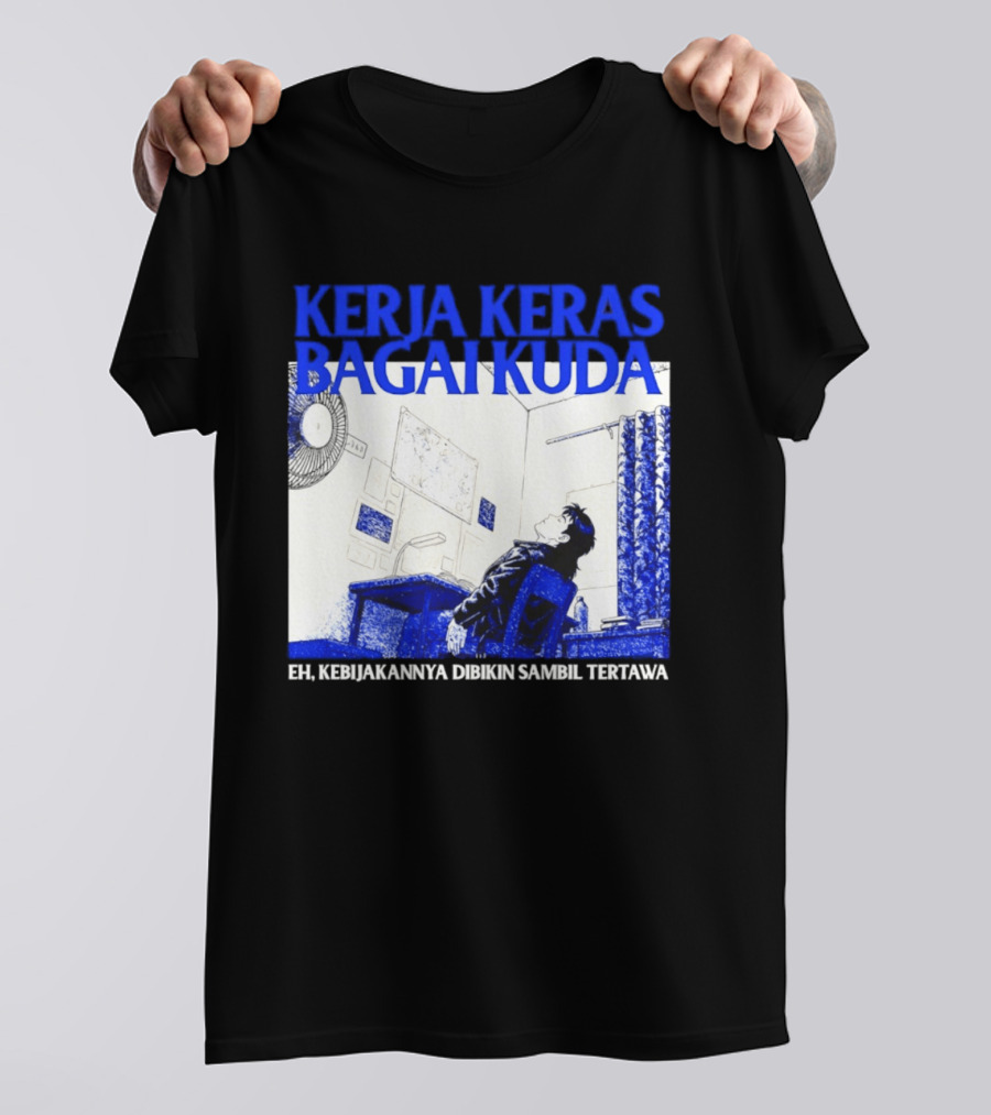 Kerja Keras Bagai Kuda Eh Kebijakannya Dibikin Sambil Tertawa Komik Pria Duduk Meja Dan Layar T-Shirt