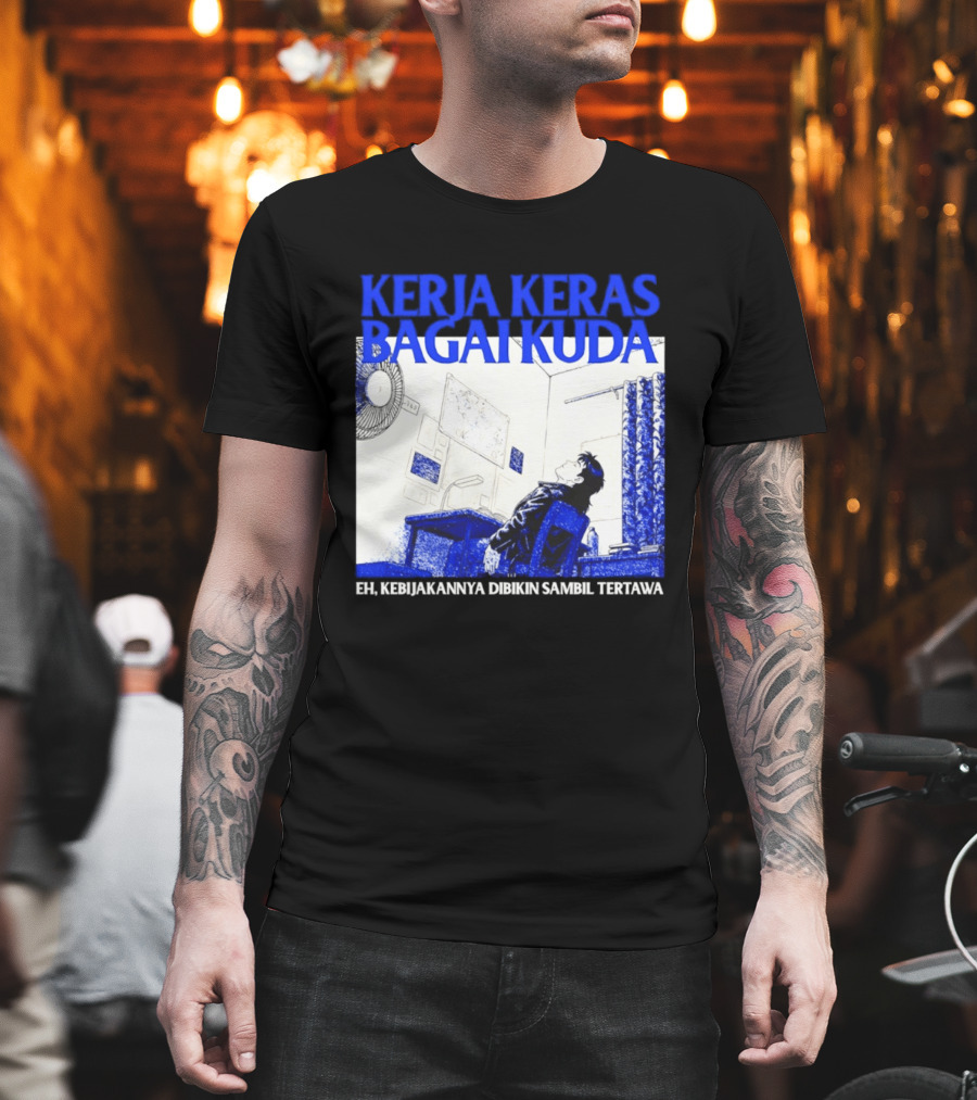 Kerja Keras Bagai Kuda Eh Kebijakannya Dibikin Sambil Tertawa Komik Pria Duduk Meja Dan Layar T-Shirt