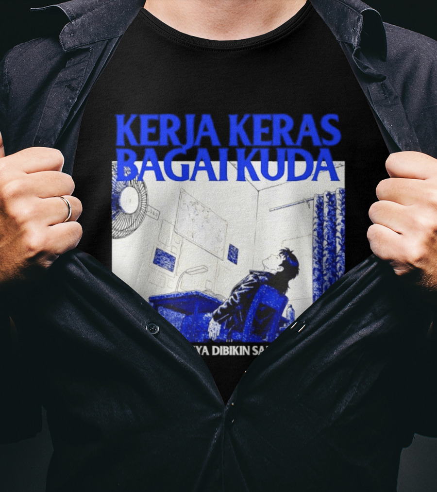 Kerja Keras Bagai Kuda Eh Kebijakannya Dibikin Sambil Tertawa Komik Pria Duduk Meja Dan Layar T-Shirt