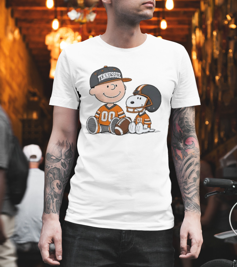 Tennessee Football Charlie Brown Snoopy Peanuts 00 01 T-Shirt