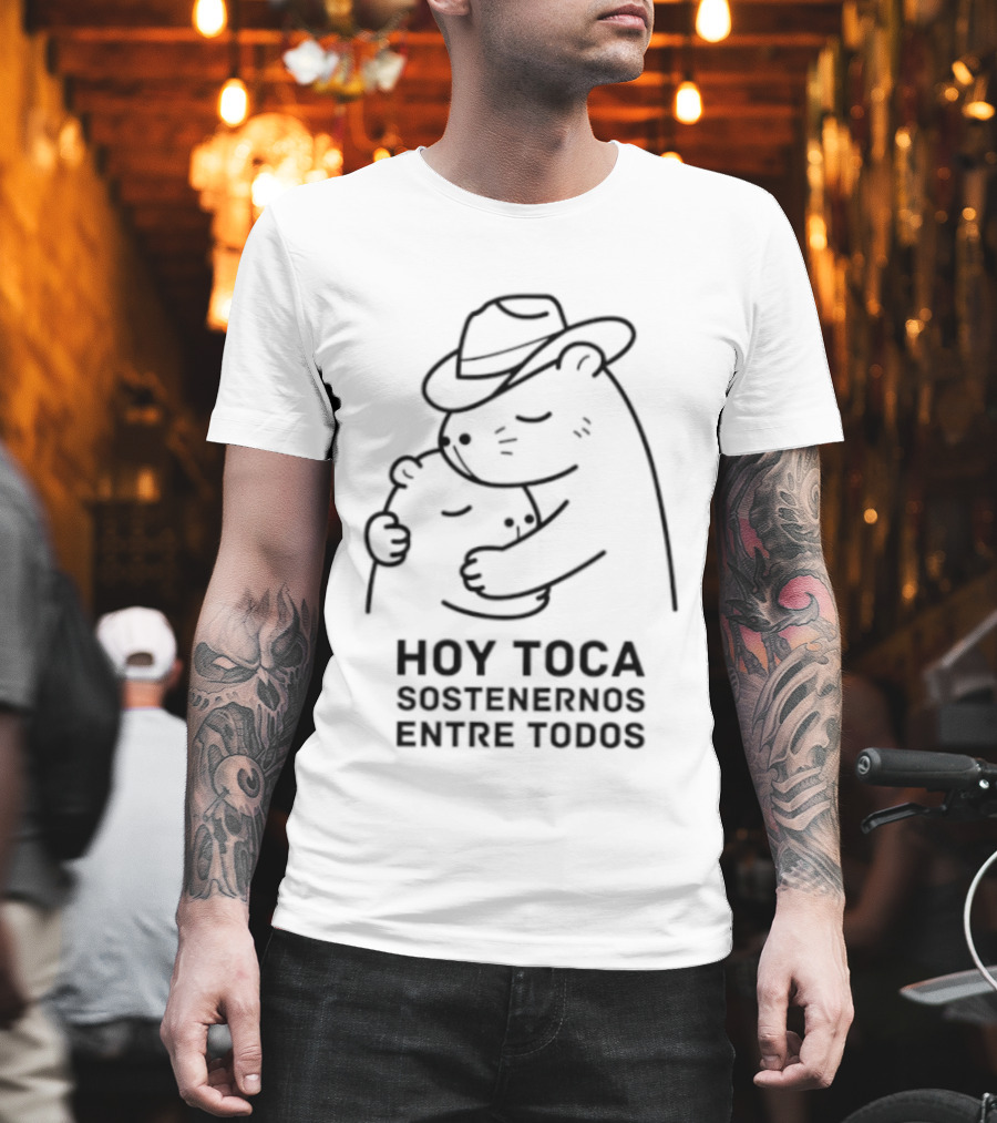 Hoy Toca Sostenernos Entre Todos Bear Hug T-Shirt