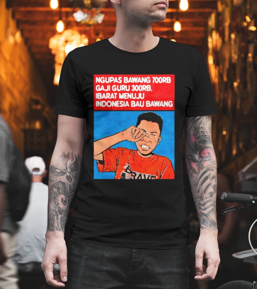 Ngupas Bawang 700rb Gaji Guru 300rb Ibarat Menuju Indonesia Bau Bawang T-Shirt