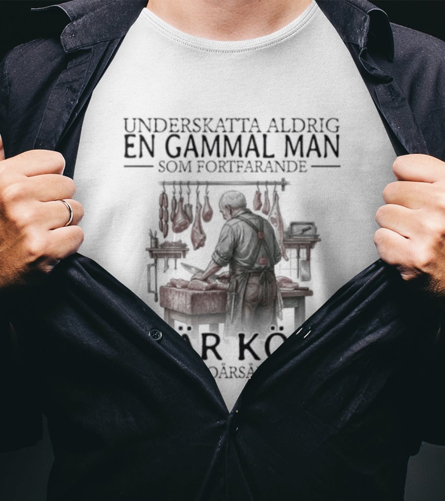 Underskatta Aldrig En Gammal Man Som Fortfarande Skär Kött I Sextioårsåldern T-Shirt