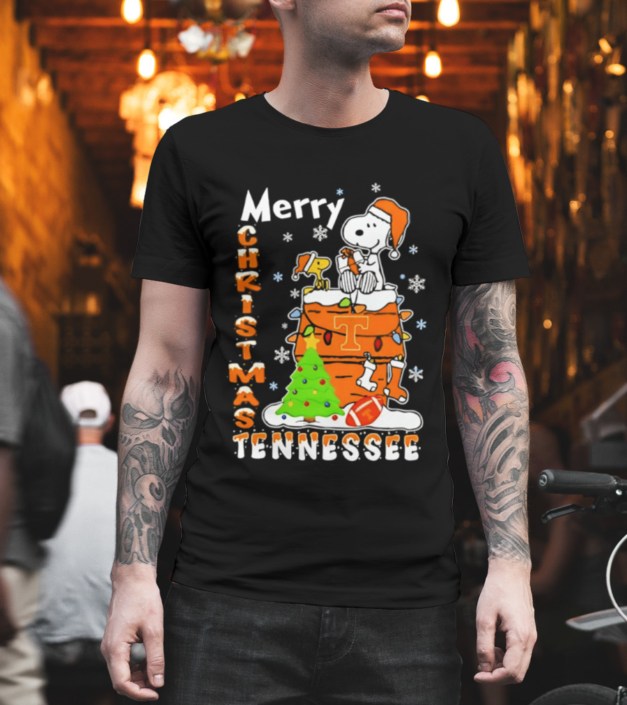 Snoopy Woodstock Christmas 2026 Tennessee Volunteers Football Santa Hat T-Shirt