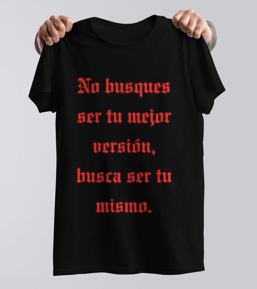No Busques Ser Tu Mejor Versión Busca Ser Tu Mismo Frase Motivacional Texto Rojo Estilo Gótico T-Shirt