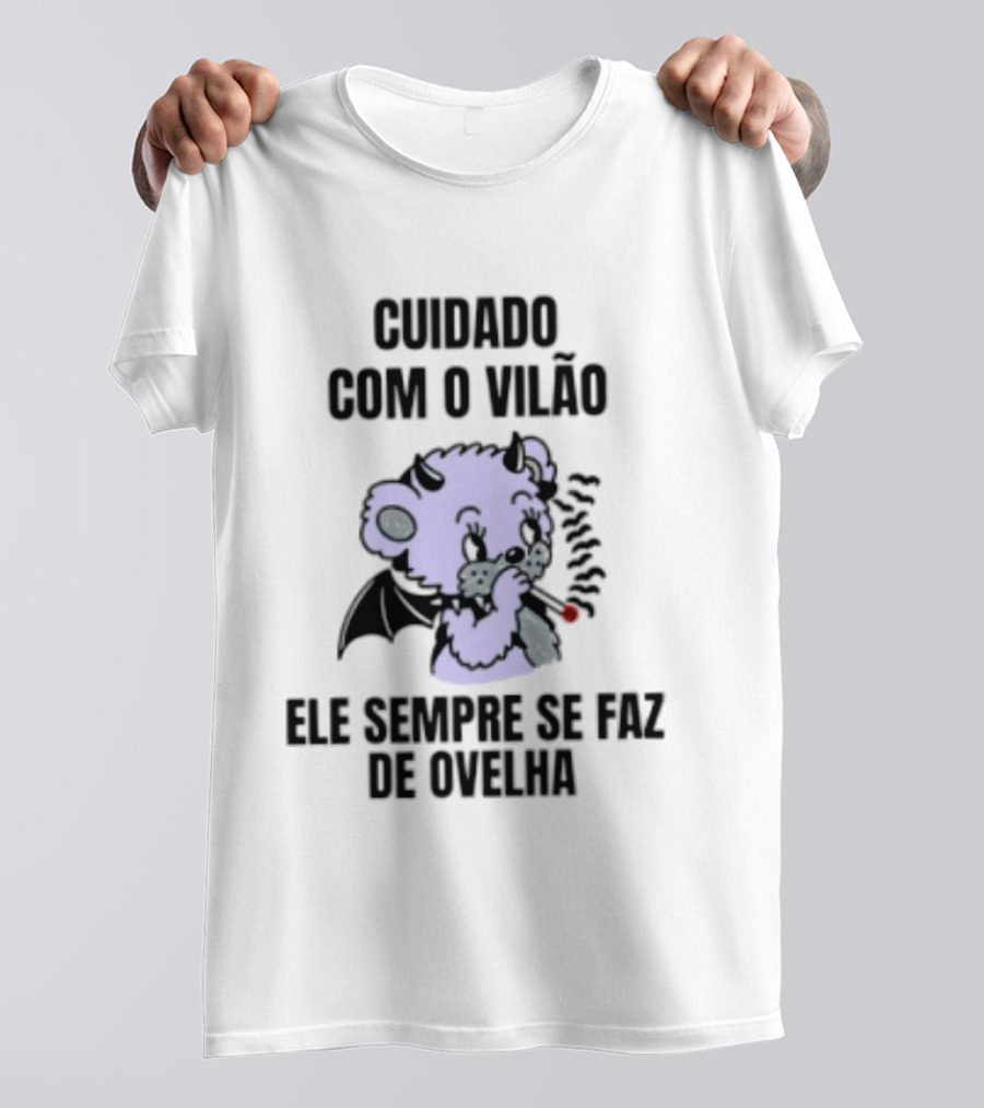 Cuidado Com O Vilão Ele Sempre Se Faz De Ovelha Desenho De Urso Com Asa E Cigarro T-Shirt