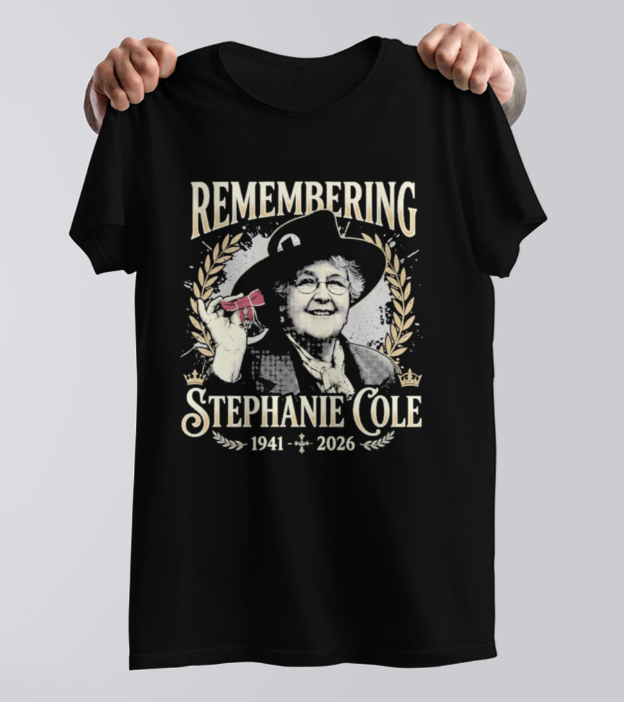 Remembering Stephanie Cole 1941 2026 Red Bow Laurel Wreath T-Shirt