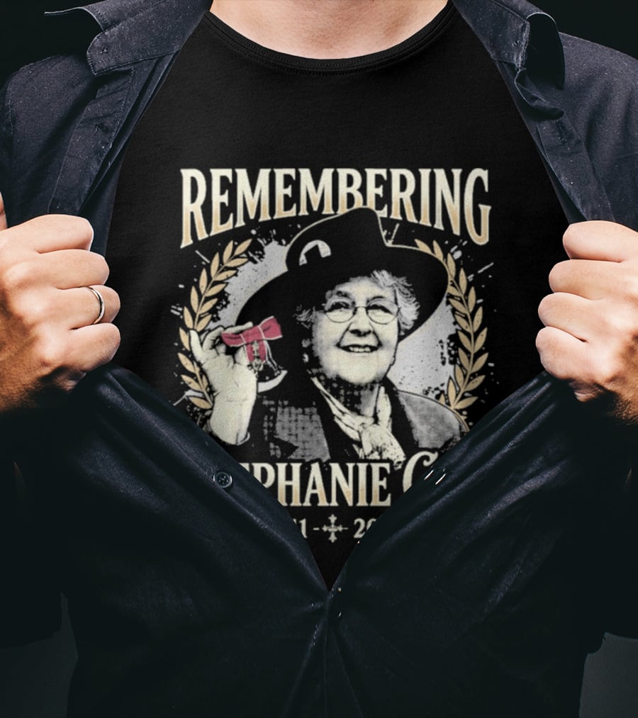 Remembering Stephanie Cole 1941 2026 Red Bow Laurel Wreath T-Shirt