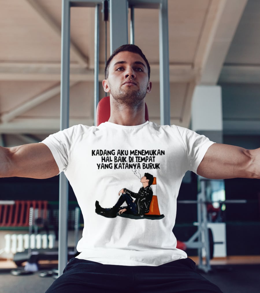 Kadang Aku Menemukan Hal Baik Di Tempat Yang Katanya Buruk Dengan Sosok Beristirahat Di Kursi Oranye T-Shirt