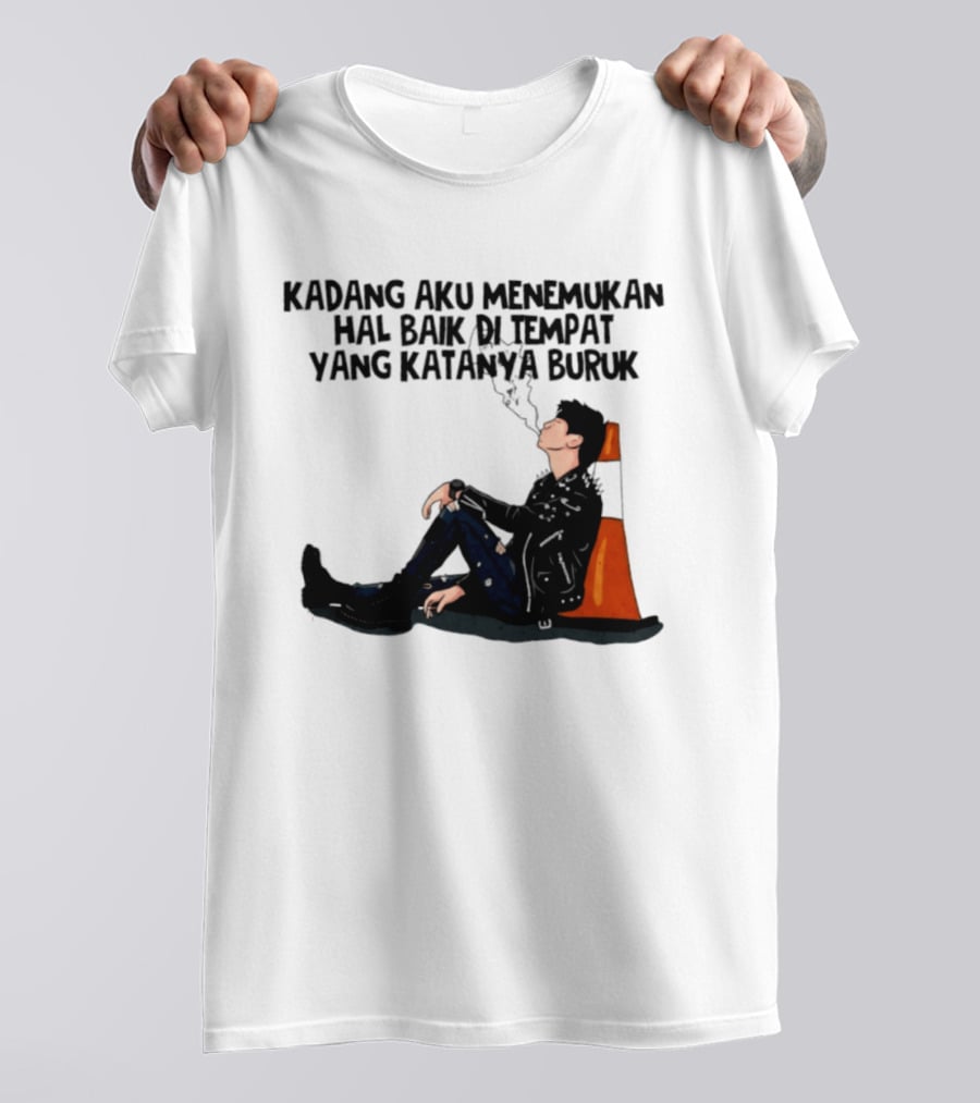 Kadang Aku Menemukan Hal Baik Di Tempat Yang Katanya Buruk Dengan Sosok Beristirahat Di Kursi Oranye T-Shirt