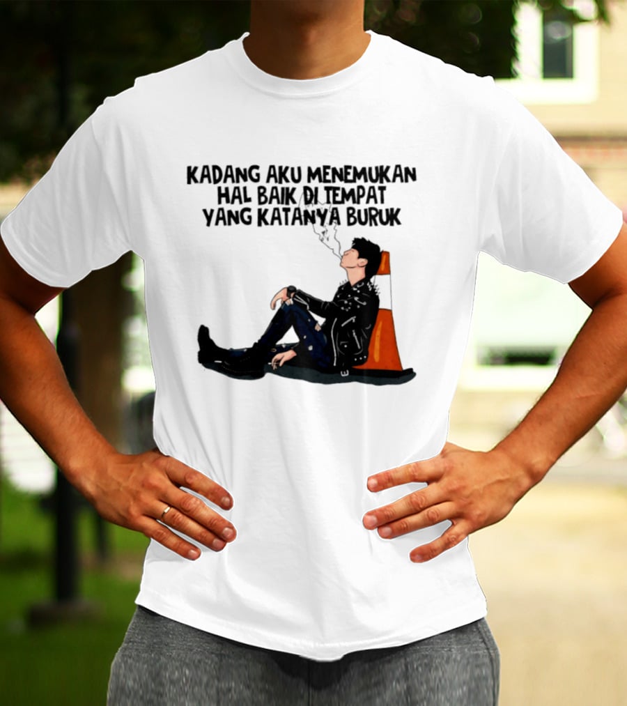 Kadang Aku Menemukan Hal Baik Di Tempat Yang Katanya Buruk Dengan Sosok Beristirahat Di Kursi Oranye T-Shirt
