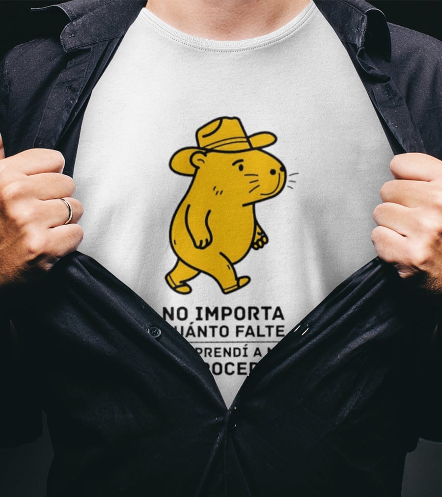 Capybara No Importa Cuánto Falte Ya Aprendí A No Retroceder Sombrero Amarillo T-Shirt
