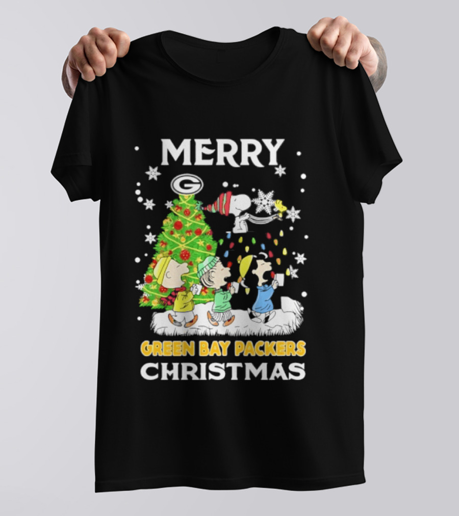 Merry Green Bay Packers Peanuts Christmas Caroling With Snoopy And Woodstock T-Shirt