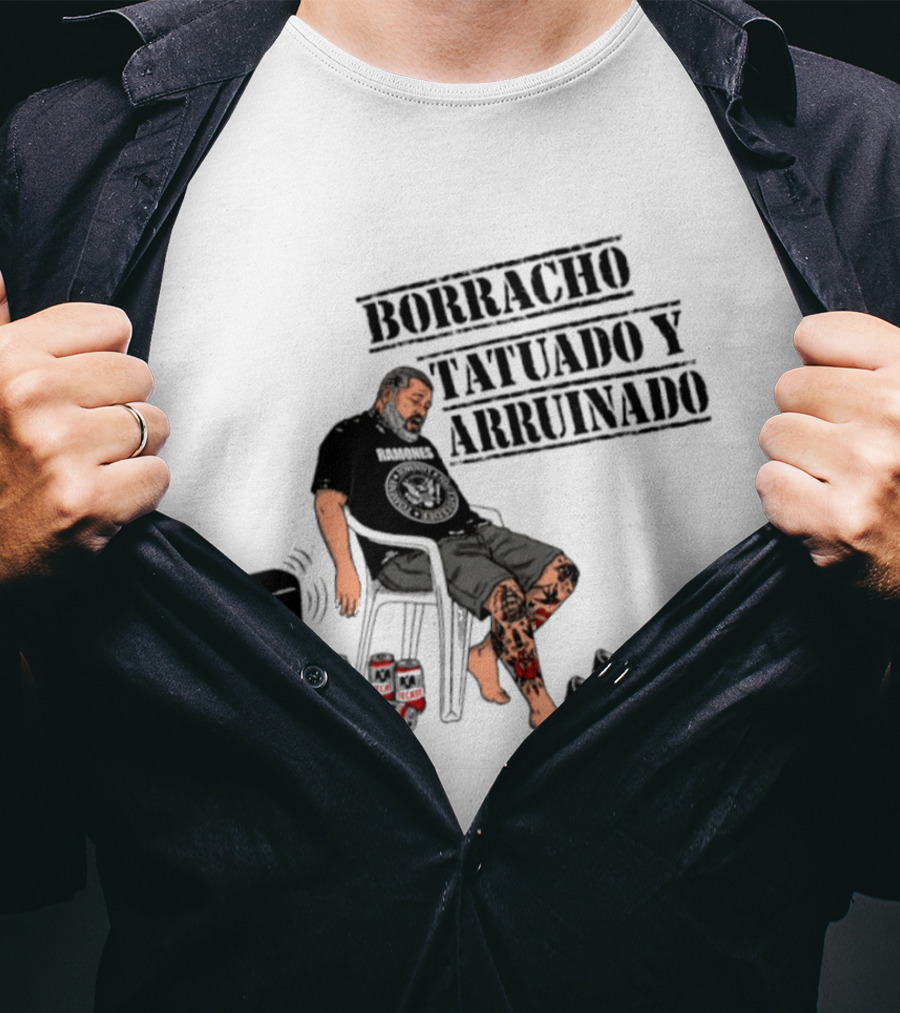 Borracho Tatuado Y Arruinado Hombre Con Pierna Tatuada Y Botellas Vibrando T-Shirt