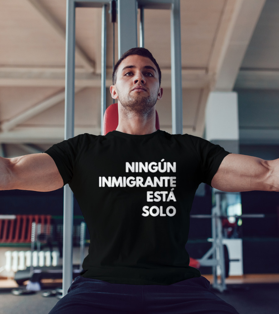 Mina Kimes Ningún Inmigrante Está Solo Message T-Shirt