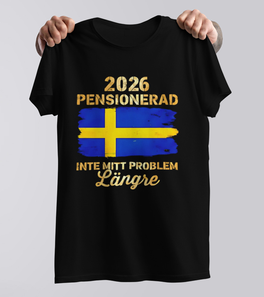 2026 Pensionerad Inte Mitt Problem Längre Svenska Flagga T-Shirt