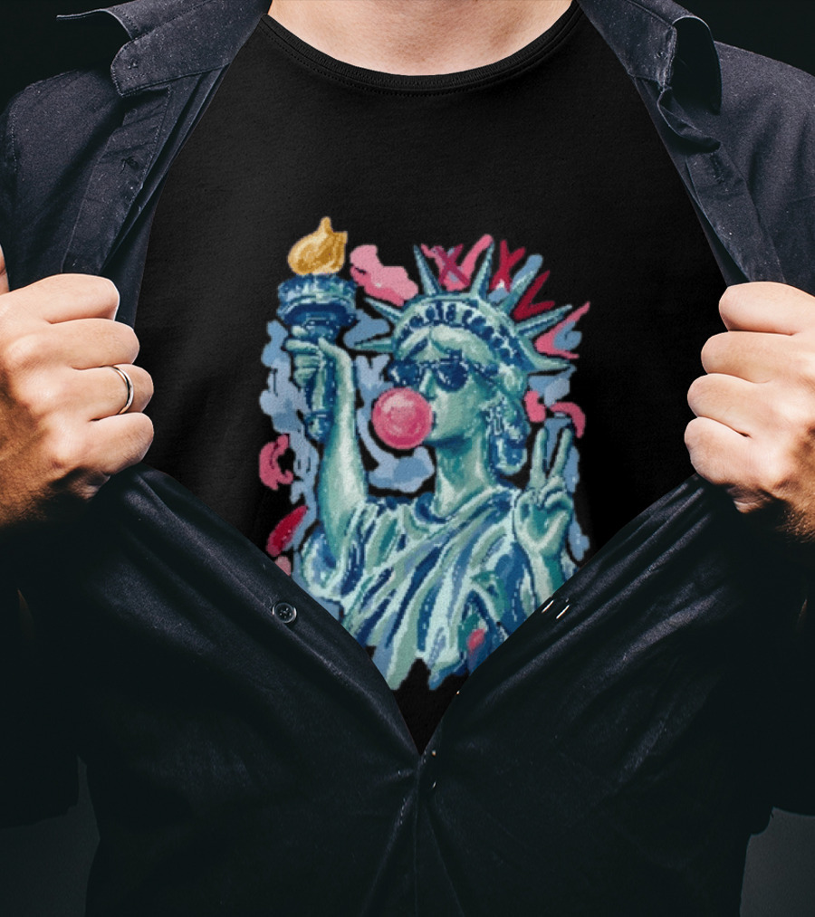 Statue Of Liberty With Bubble Gum And Peace Sign For 4th Of July T-Shirt