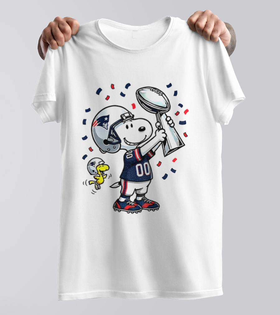 Snoopy Woodstock NFL New England Patriots Football Super Bowl Fun T-Shirt