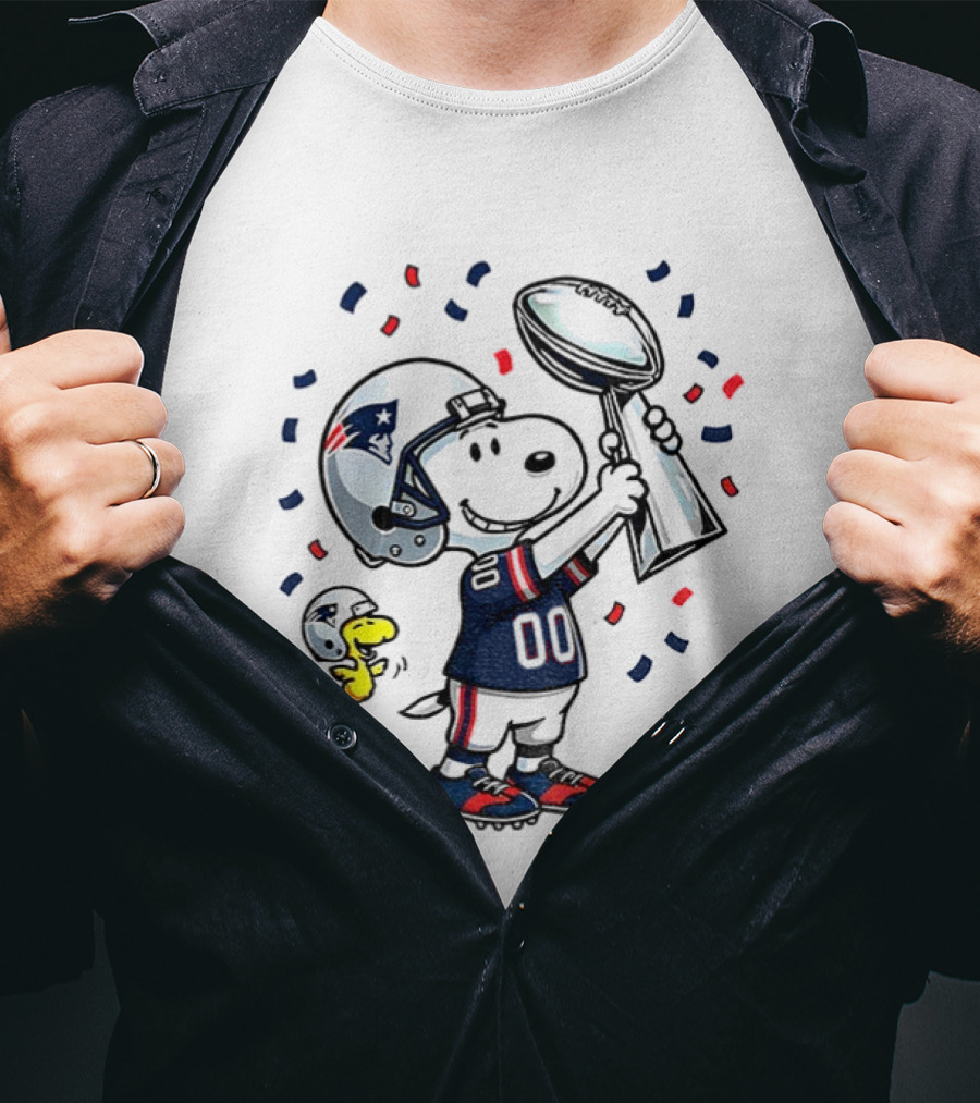 Snoopy Woodstock NFL New England Patriots Football Super Bowl Fun T-Shirt