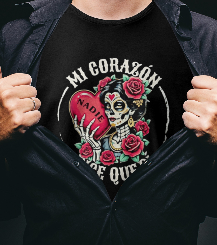Mi Corazon Dice Que Si Nadie Flower Skeleton Girl With Heart And Roses T-Shirt