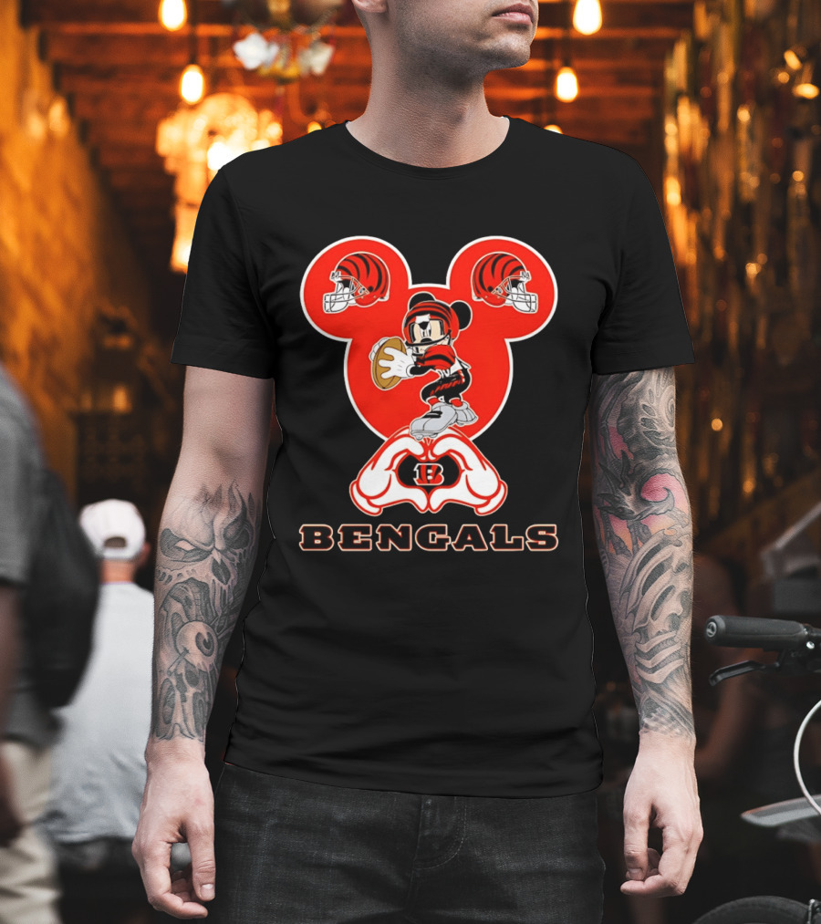 Cincinnati Bengals Mickey Mouse Football Heart Hands T-Shirt