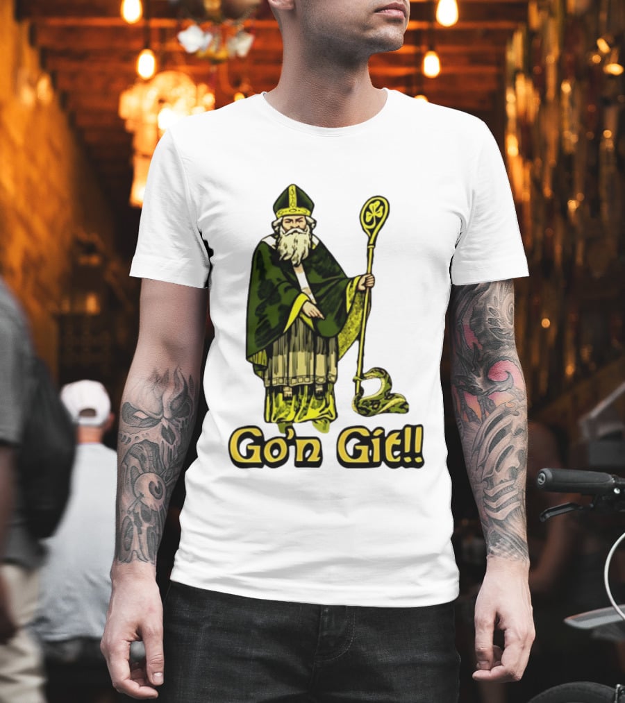 St Patrick With Shamrock Staff And Snake Go'n Git T-Shirt