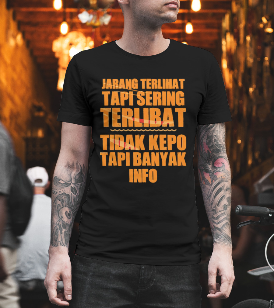 Jarang Terlihat Tapi Sering Terlibat Tidak Kepo Tapi Banyak Info Keren T-Shirt