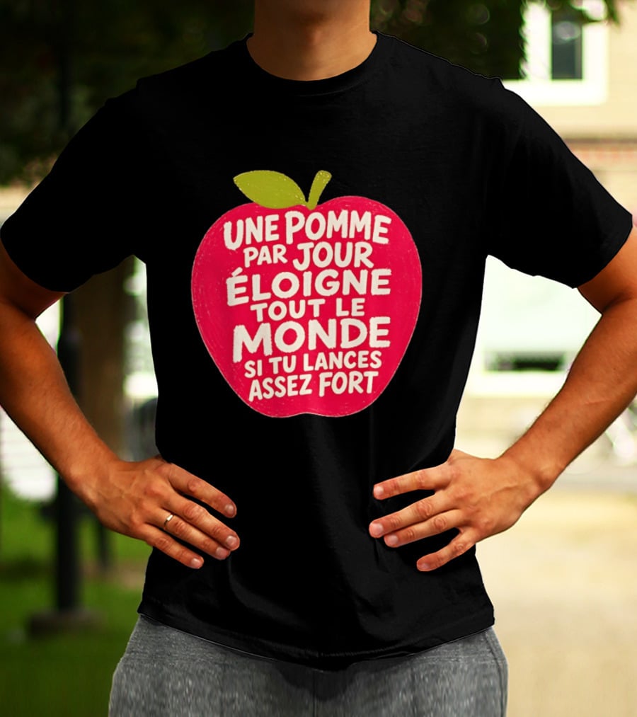 Une Pomme Par Jour Éloigne Tout Le Monde Si Tu Lances Assez Fort Humor Phrase T-Shirt