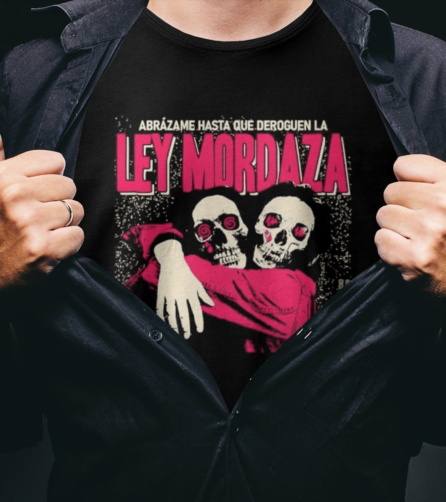 Abrazame Hasta Que Deroguen La Ley Mordaza T-Shirt