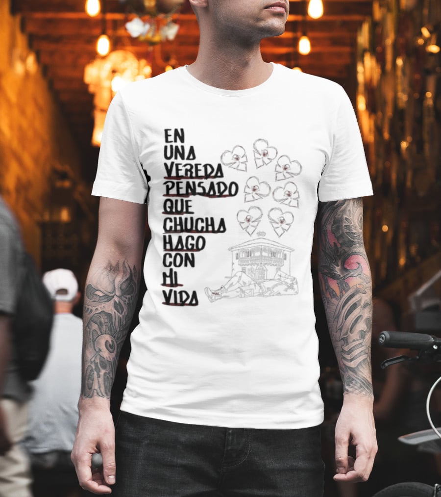 En Una Vereda Pensado Que Chucha Hago Con Mi Vida Corazones Casa Ilustración T-Shirt