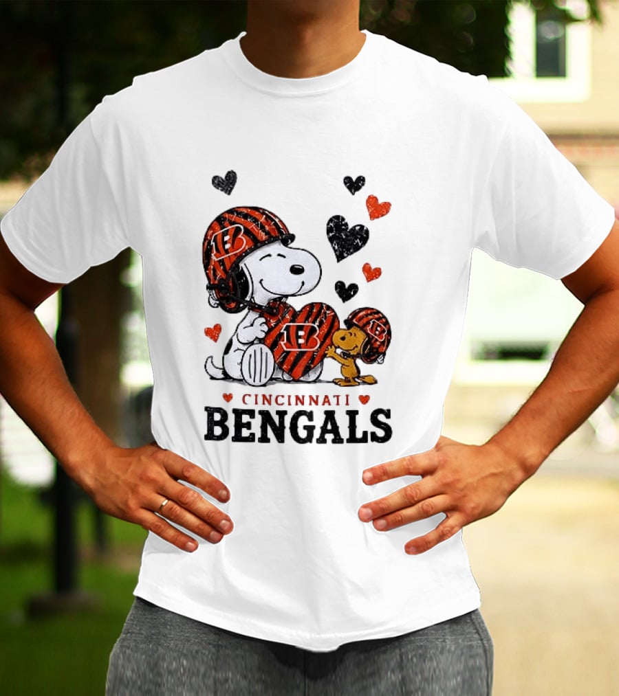 Cincinnati Bengals Peanuts Snoopy And Woodstock Love Hearts T-Shirt
