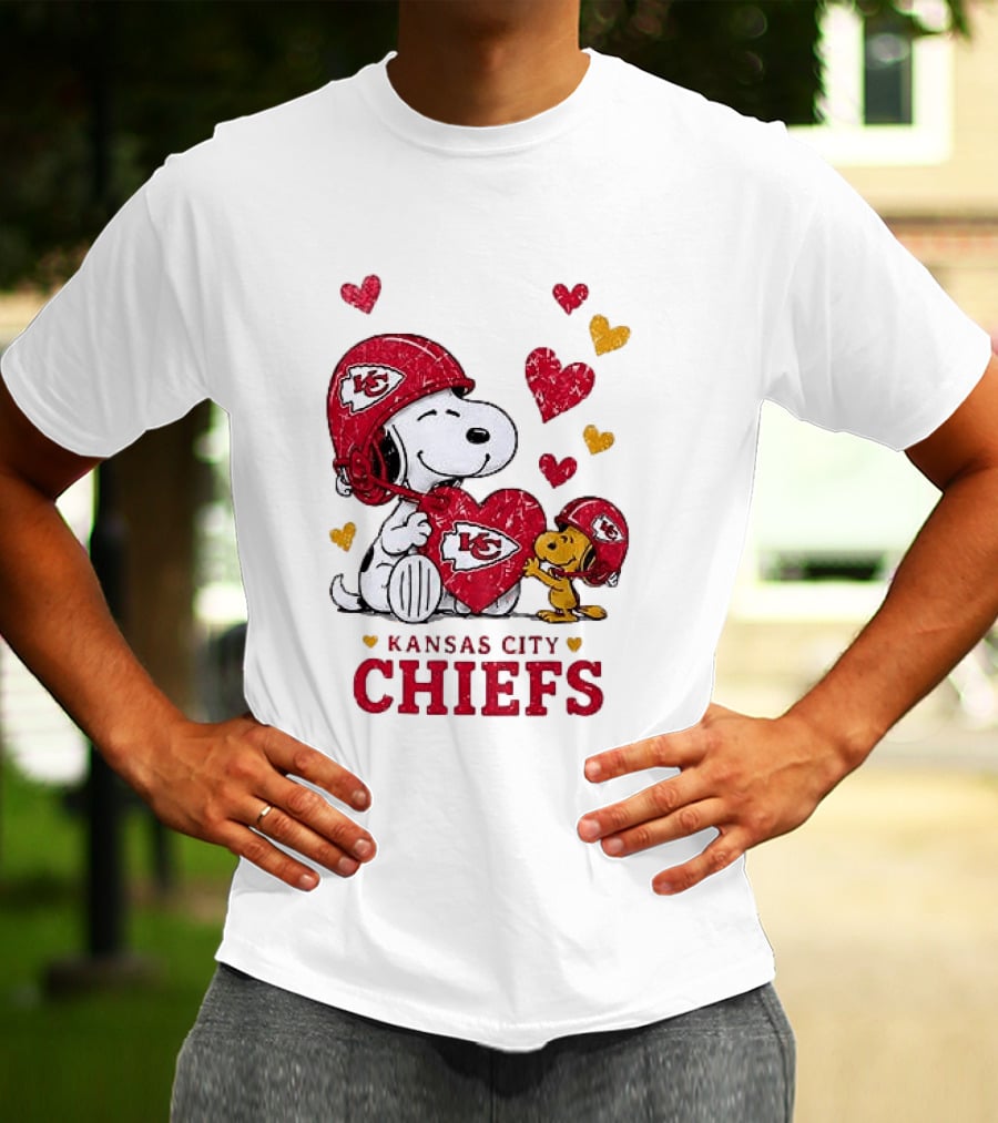 Kansas City Chiefs Peanuts Snoopy Hearts And Laughter T-Shirt