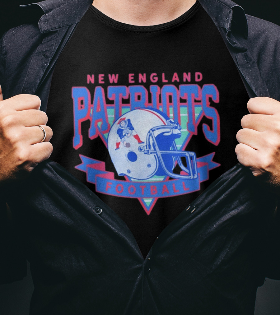 New England Patriots Football Vintage Helmet T-Shirt