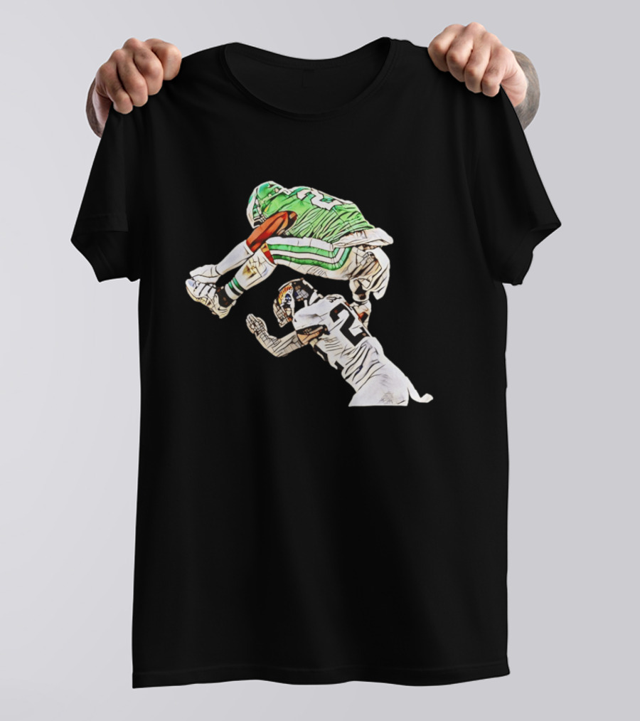 Saquon Barkley Hurdle Backwards Jump Over Defender In Green And White Jersey T-Shirt