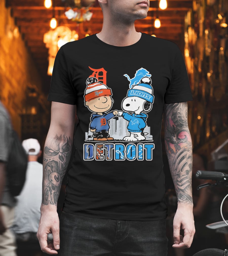 Charlie Brown Snoopy Detroit Tigers Lions Fist Bump Peanuts T-Shirt