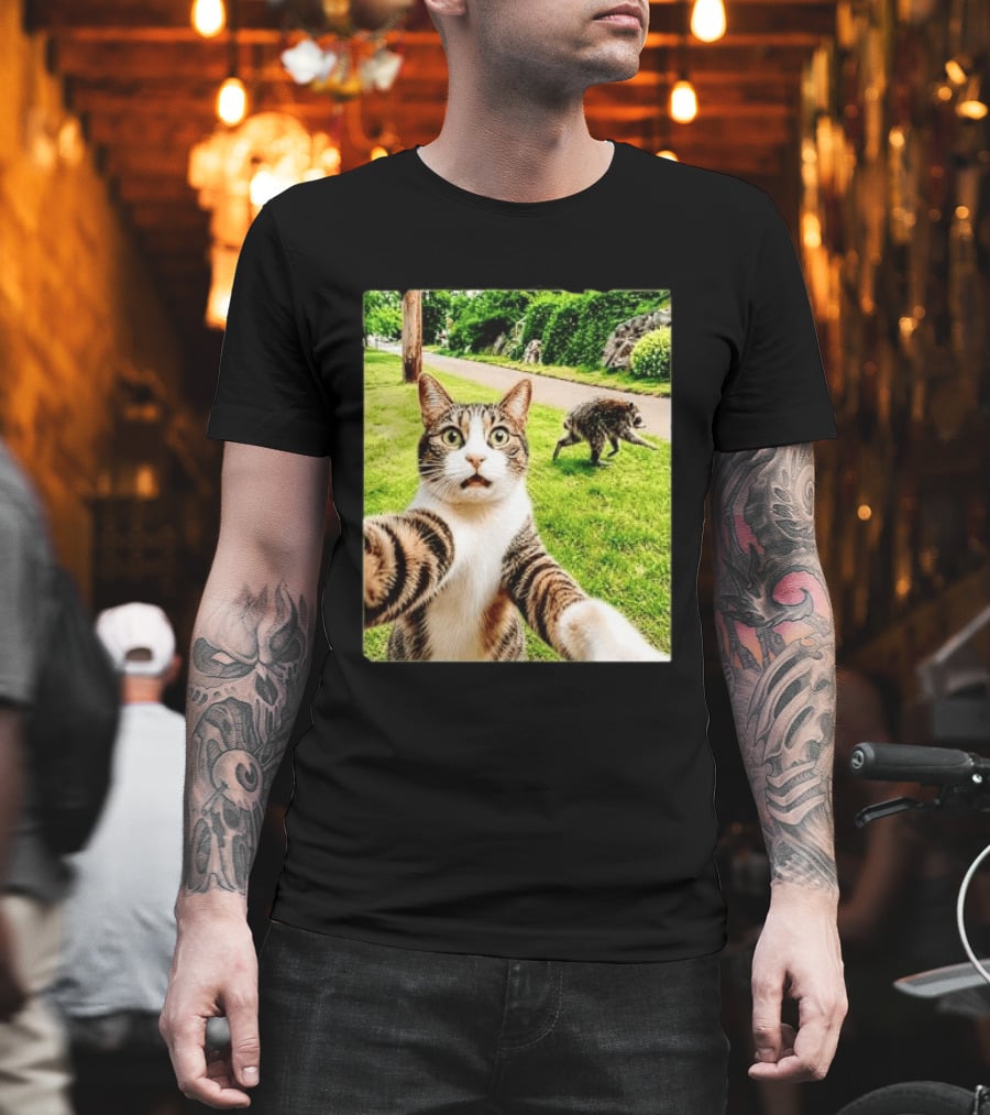 Shocked Face Tabby Cat Taking Selfie With Running Raccoon On Lawn Road T-Shirt