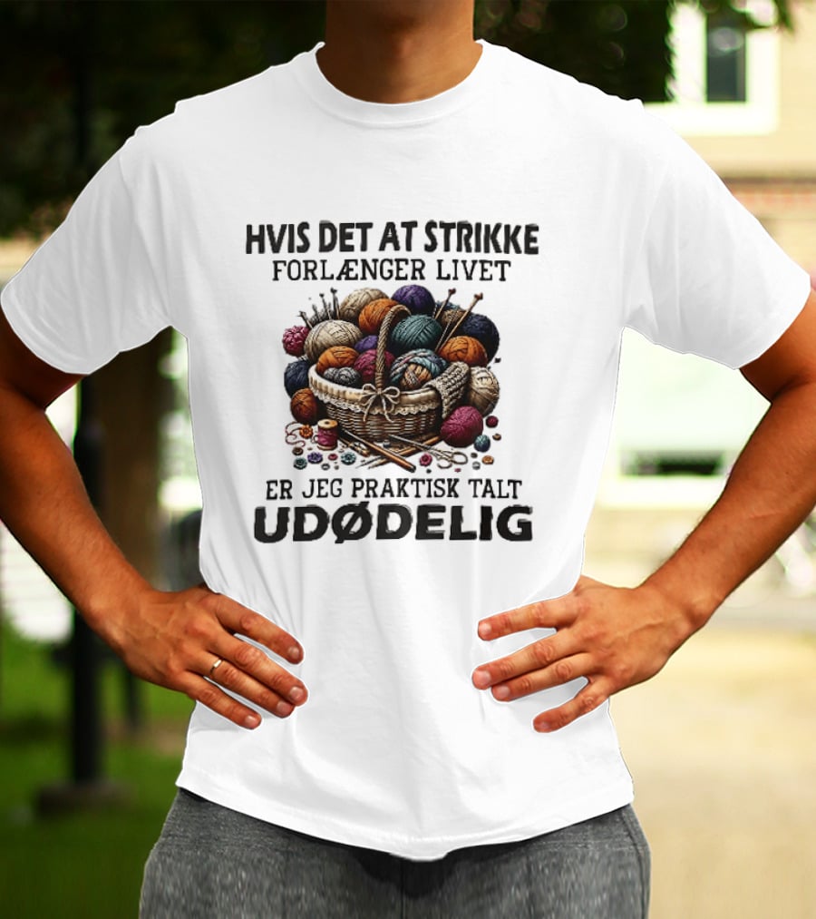 Hvis Det At Strikke Forlænger Livet Er Jeg Praktisk Talt Udødelig Garnkurv Strikkepinde T-Shirt