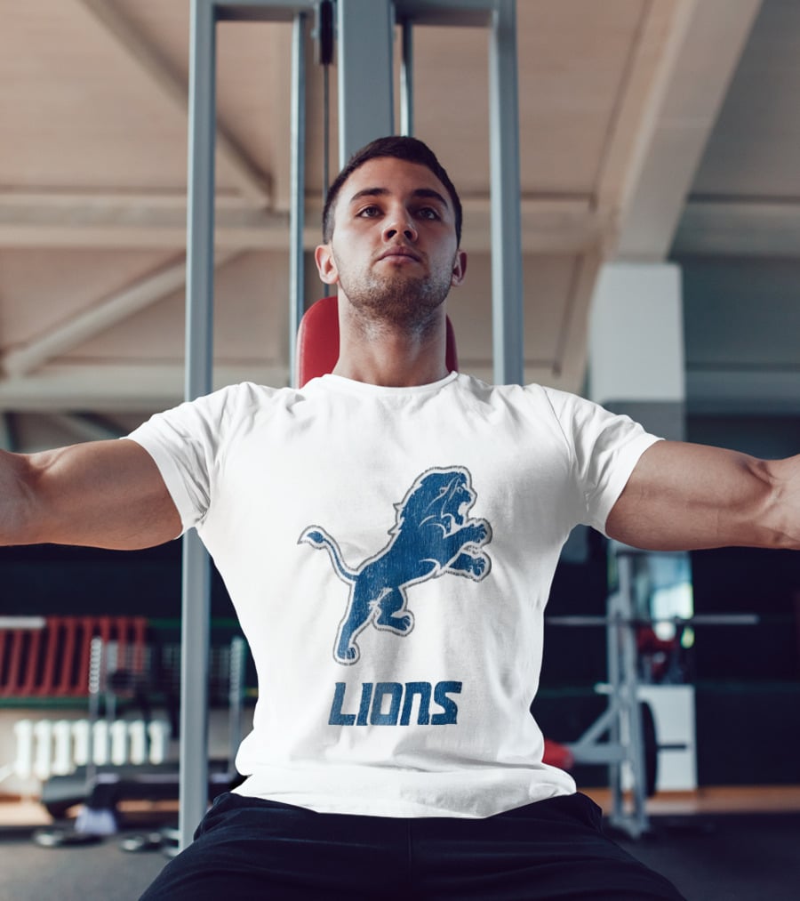 Detroit Lions Distressed Blue Leaping Lion Vintage Team Spirit T-Shirt