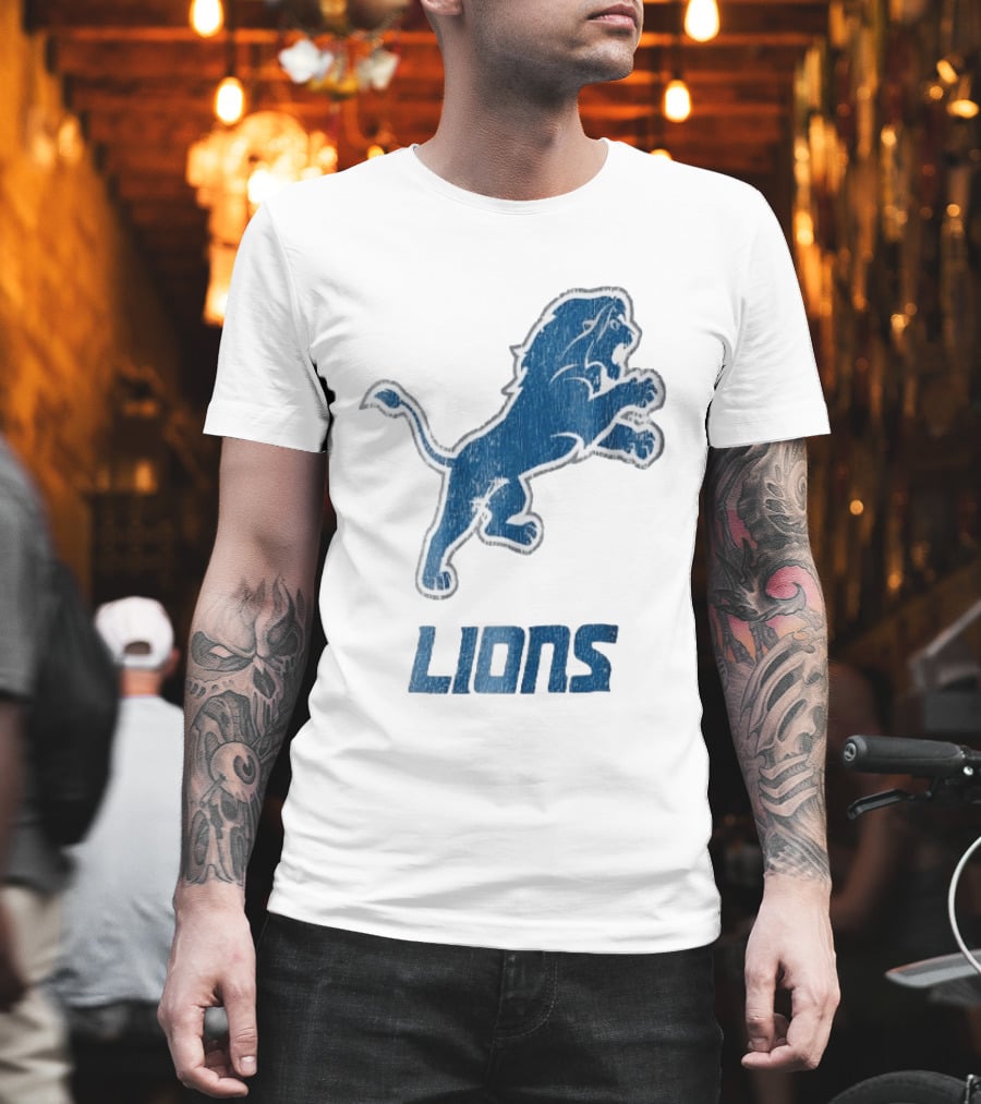 Detroit Lions Distressed Blue Leaping Lion Vintage Team Spirit T-Shirt