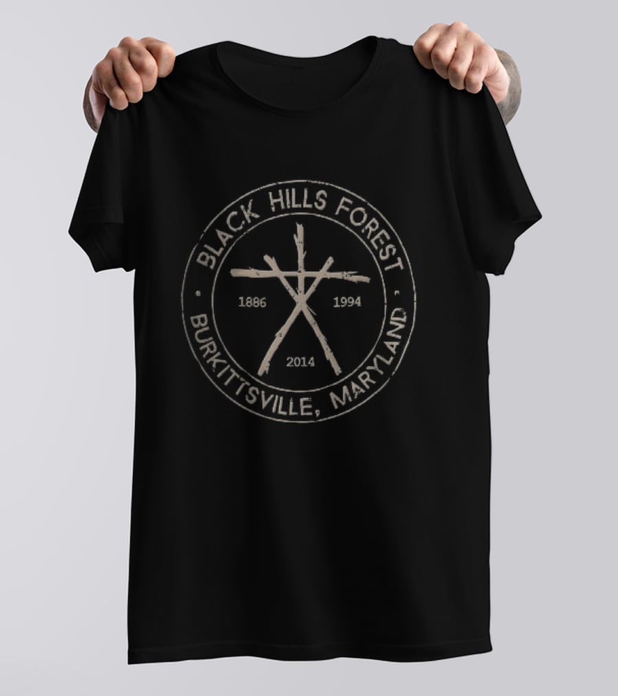 Black Hills Forest Burkittsville Maryland 1886 1994 2014 Twig Stick Distressed Circular Seal T-Shirt