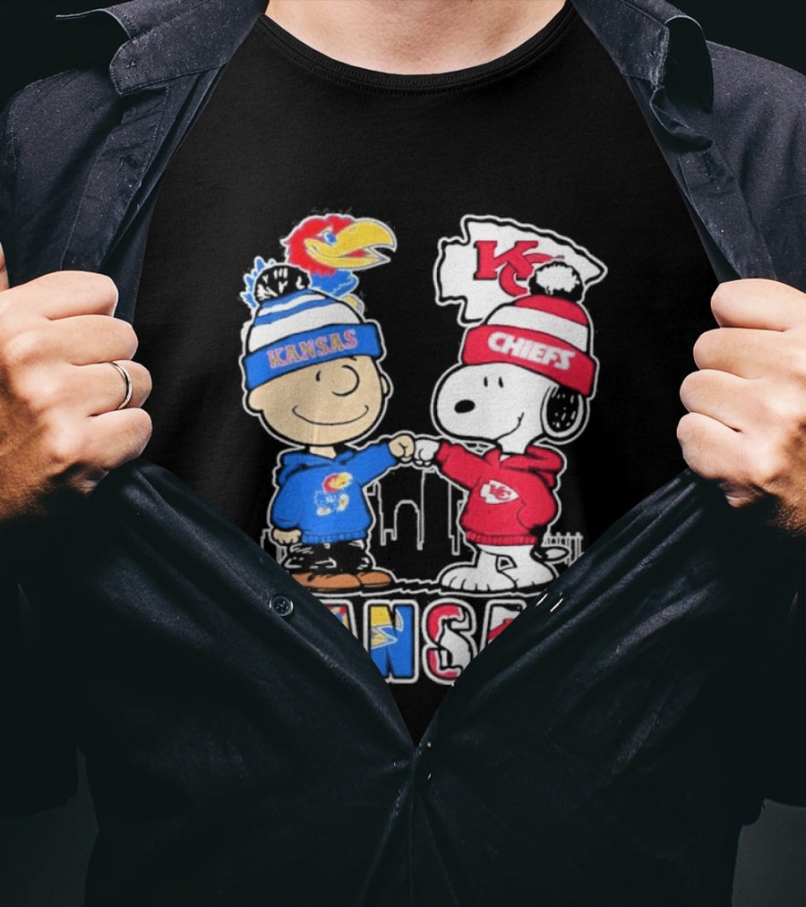 Kansas Jayhawks Kansas City Chiefs Peanuts Christmas 2025 Snoopy And Woodstock Fist Bump T-Shirt