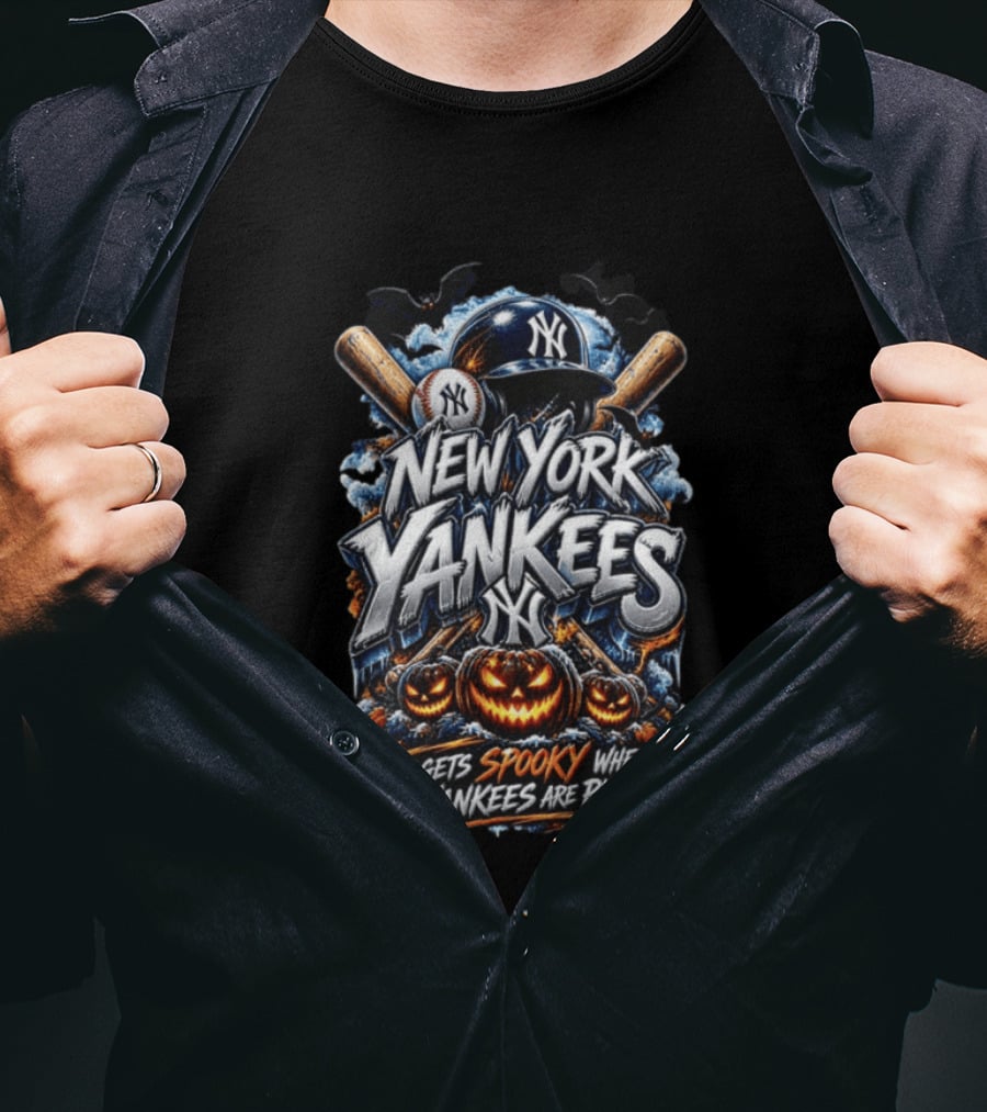 New York Yankees It Gets Spooky When The Yankees Are Playing Halloween MLB T-Shirt